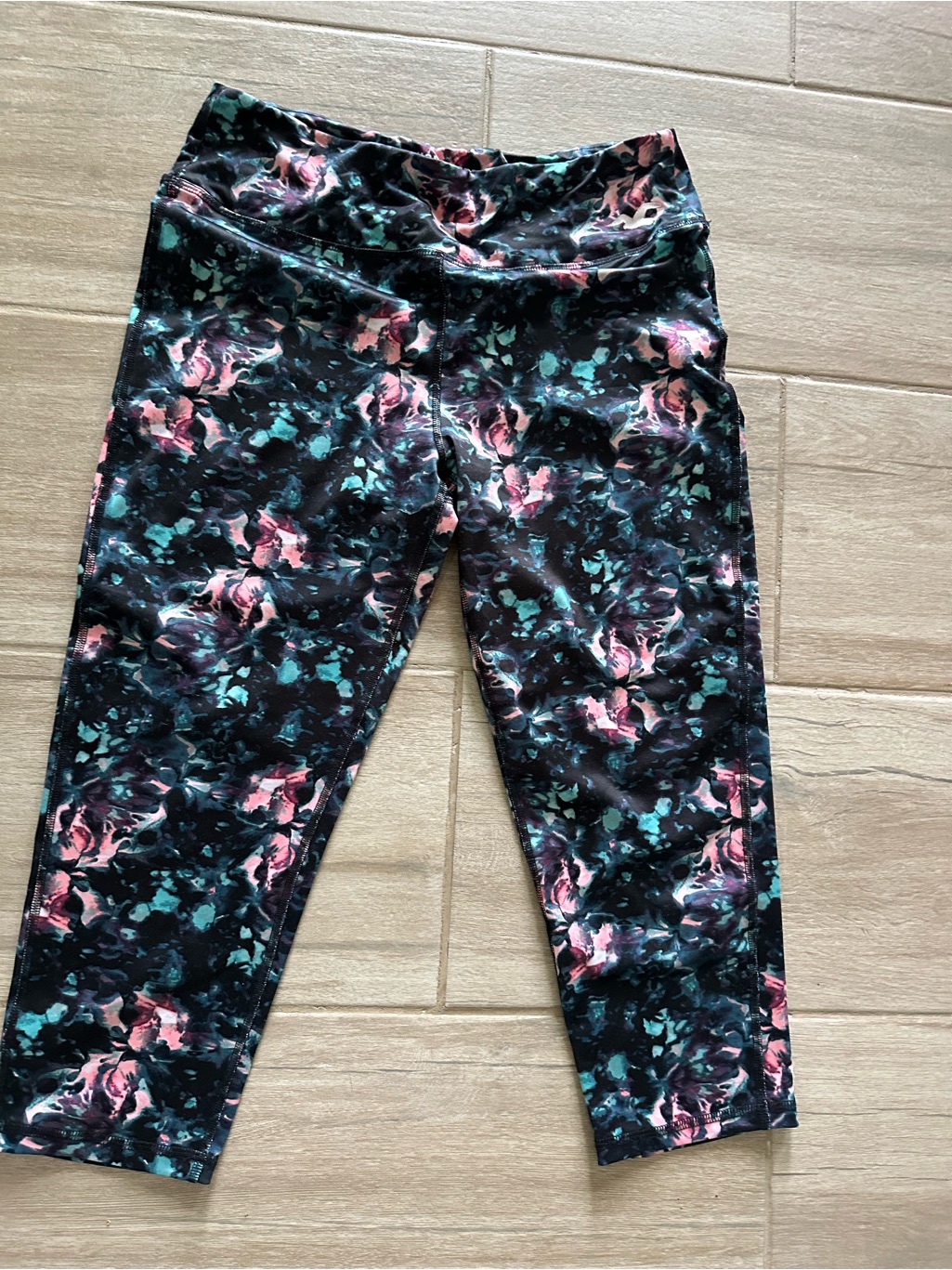Hollister Floral Print Active Capri Leggings - Black With Pink & Teal